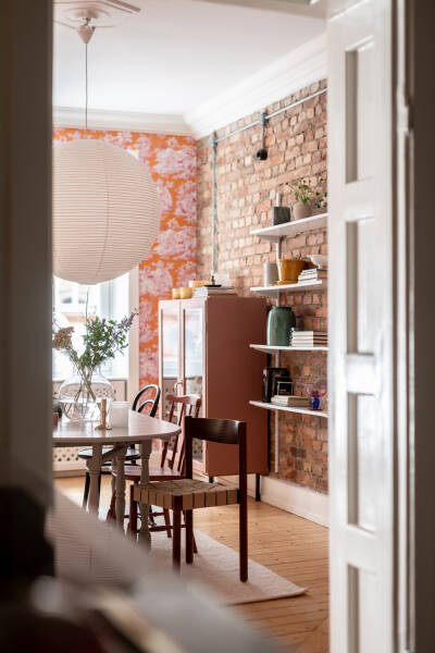 Песочные тона, кирпичная стена и обои: квартира в Гетеборге (91 кв. м) Песочные тона, кирпичная стена и обои: квартира в Гетеборге (91 кв. м)