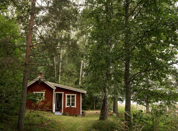 Маленькая шведская дача у озера с душевными интерьерами Маленькая шведская дача у озера с душевными интерьерами