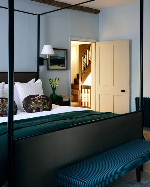 Старинный английский коттедж 18 века с предметами искусства в декоре Старинный английский коттедж 18 века с предметами искусства в декоре