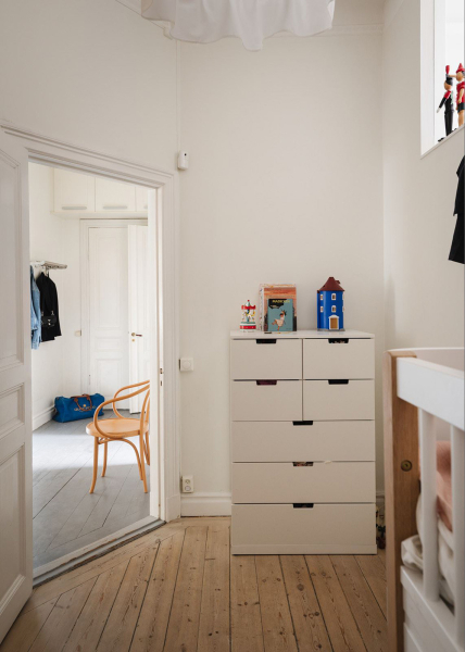 Арочные окна и тёплые оттенки: квартира на первом этаже в Стокгольме (66 кв. м) Арочные окна и тёплые оттенки: квартира на первом этаже в Стокгольме (66 кв. м)