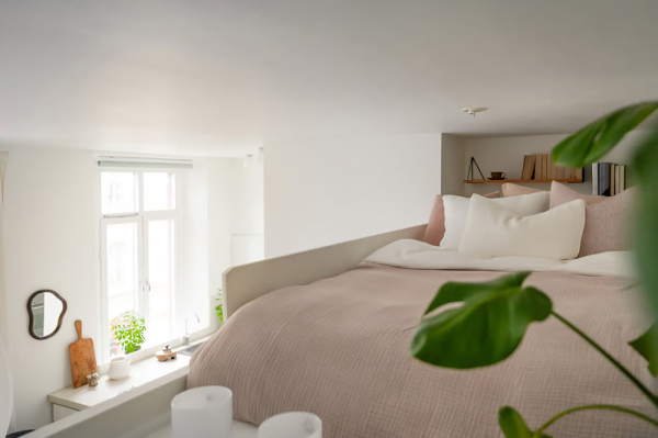 Маленькая вартира в Гетеборге с мягкими интерьерами и антресолью (30 кв. м) Маленькая вартира в Гетеборге с мягкими интерьерами и антресолью (30 кв. м)