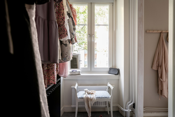 Песочные тона, кирпичная стена и обои: квартира в Гетеборге (91 кв. м) Песочные тона, кирпичная стена и обои: квартира в Гетеборге (91 кв. м)