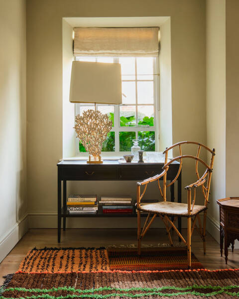 Старинный английский коттедж 18 века с предметами искусства в декоре Старинный английский коттедж 18 века с предметами искусства в декоре