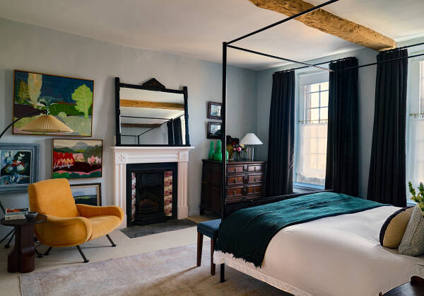 Старинный английский коттедж 18 века с предметами искусства в декоре Старинный английский коттедж 18 века с предметами искусства в декоре