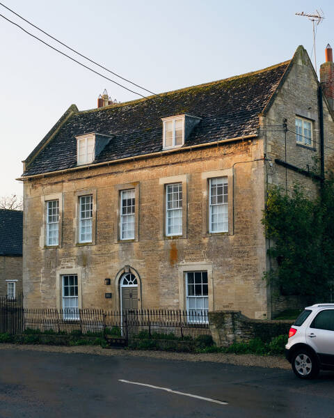 Старинный английский коттедж 18 века с предметами искусства в декоре Старинный английский коттедж 18 века с предметами искусства в декоре