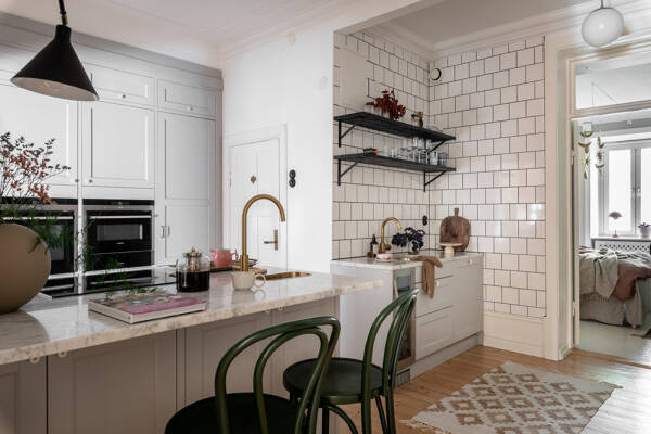 Песочные тона, кирпичная стена и обои: квартира в Гетеборге (91 кв. м) Песочные тона, кирпичная стена и обои: квартира в Гетеборге (91 кв. м)