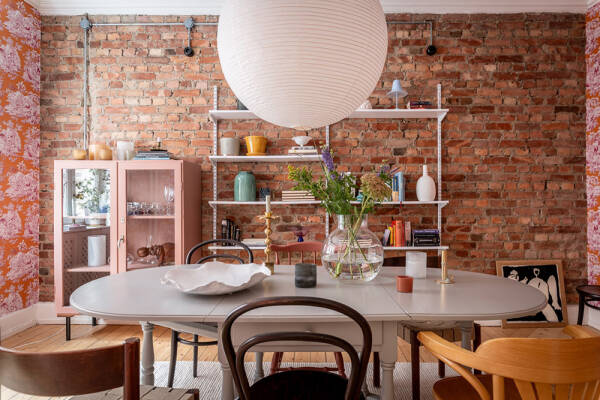 Песочные тона, кирпичная стена и обои: квартира в Гетеборге (91 кв. м) Песочные тона, кирпичная стена и обои: квартира в Гетеборге (91 кв. м)