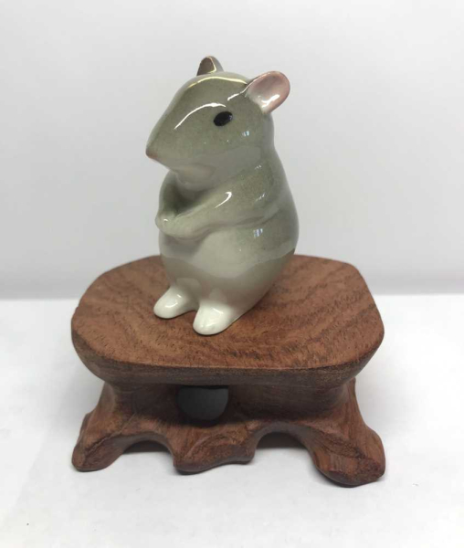 Рассмотрим особенности статуэток изготовленных на Ленинградском фарфоровом заводе (Императорский фарфоровый завод) и сделаем обзор самых популярных моделей Рассмотрим особенности статуэток изготовленных на Ленинградском фарфоровом заводе (Императорский фарфоровый завод) и сделаем обзор самых популярных моделей