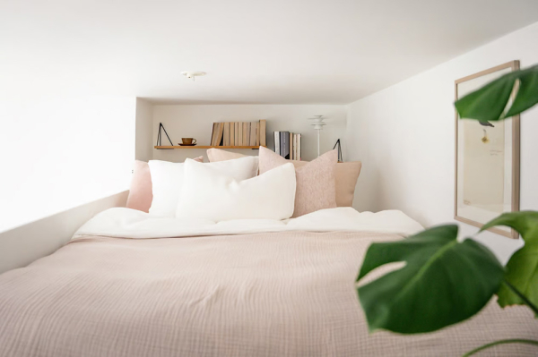 Маленькая вартира в Гетеборге с мягкими интерьерами и антресолью (30 кв. м) Маленькая вартира в Гетеборге с мягкими интерьерами и антресолью (30 кв. м)