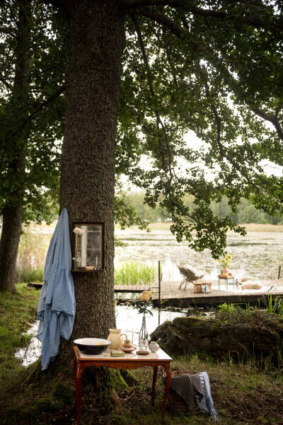 Маленькая шведская дача у озера с душевными интерьерами Маленькая шведская дача у озера с душевными интерьерами