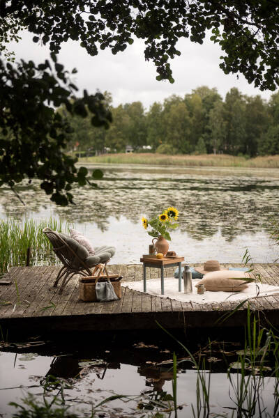 Маленькая шведская дача у озера с душевными интерьерами Маленькая шведская дача у озера с душевными интерьерами