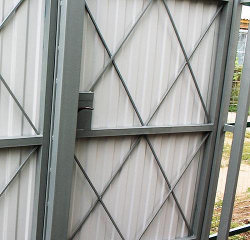 Как правильно врезать замок в калитку из профнастила