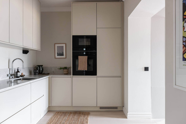 Серый потолок и библиотека: элегантная квартира с изюминкой в Стокгольме (69 кв. м) Серый потолок и библиотека: элегантная квартира с изюминкой в Стокгольме (69 кв. м)