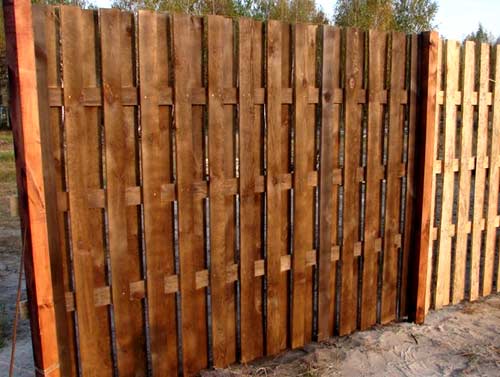 Строительство забора из необрезной доски Строительство забора из необрезной доски