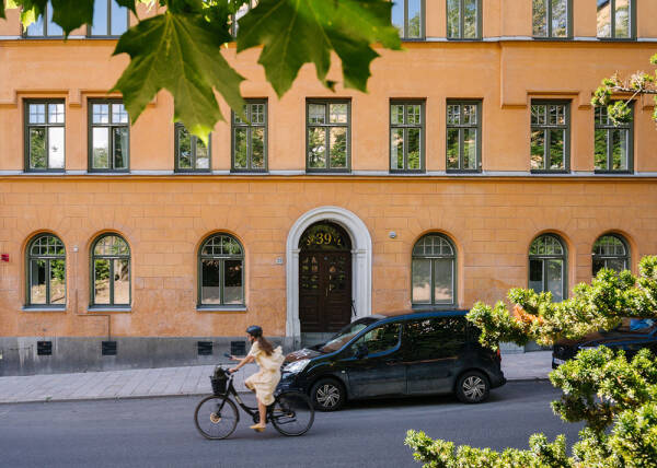 Арочные окна и тёплые оттенки: квартира на первом этаже в Стокгольме (66 кв. м) Арочные окна и тёплые оттенки: квартира на первом этаже в Стокгольме (66 кв. м)