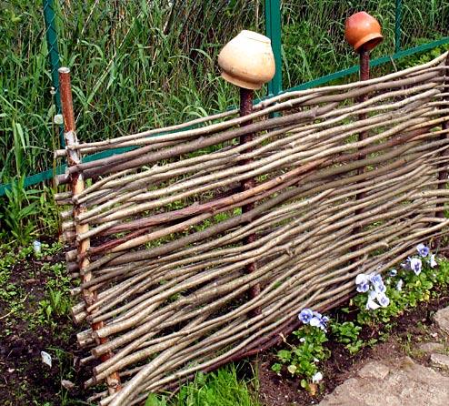 Возведение забора тын