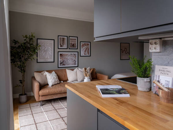 Стильная маленькая квартира с кожаным диваном и кроватью в шкафу (38 кв. м) Стильная маленькая квартира с кожаным диваном и кроватью в шкафу (38 кв. м)